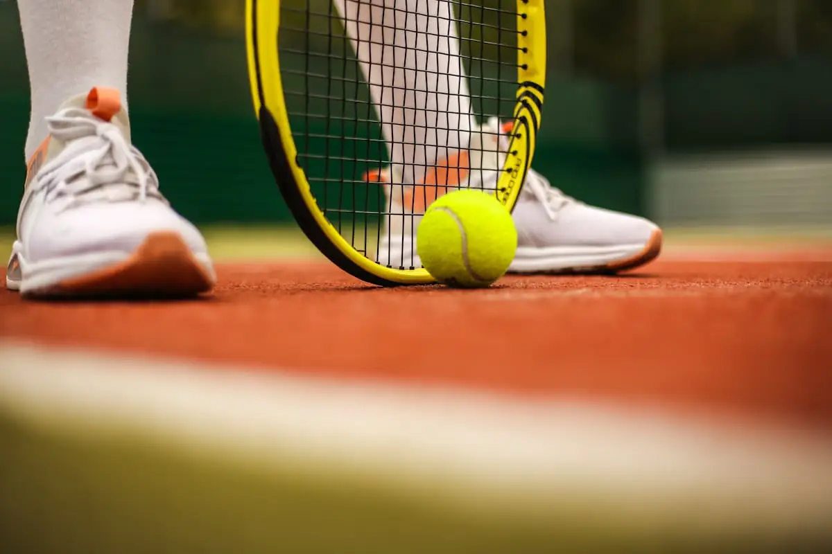 Teniszütő, labda és sportcipő